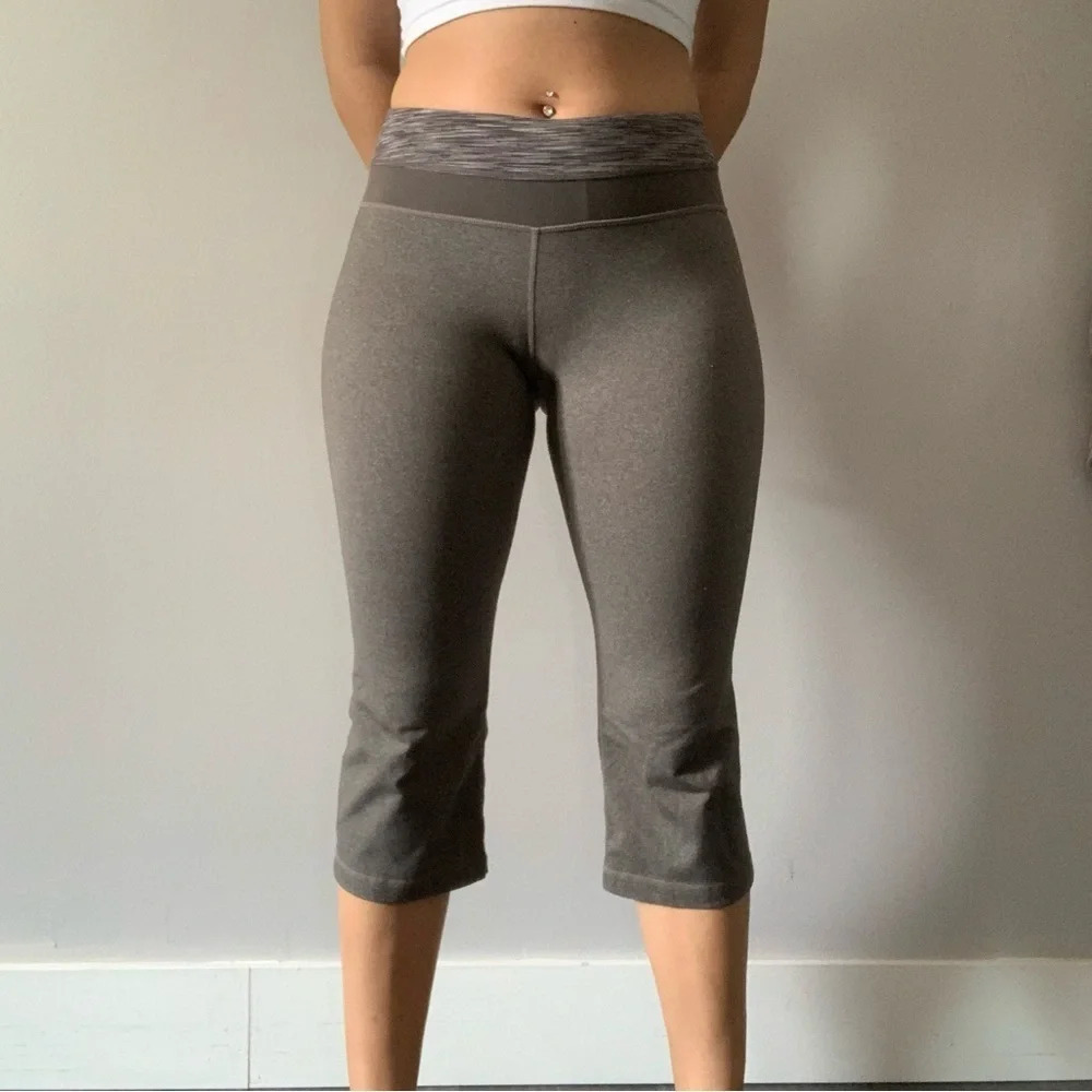 🏋️‍♀️ Elevate Your  Workout with Lululemon Grey Workout Capris - Size 6 🌪️
